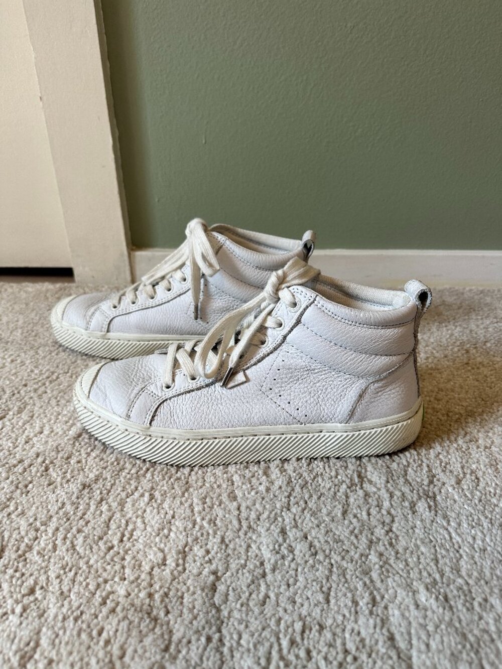 Cariuma High Top Sneakers